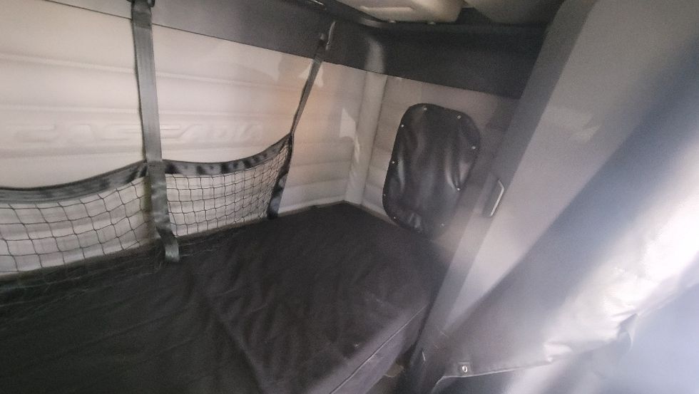 Sleeper Tractor-Heavy Duty Tractors-Freightliner-2020-T12664ST-South Plainfield-NJ-380,805\n\t\tmiles-$ 69,500 - Image 18