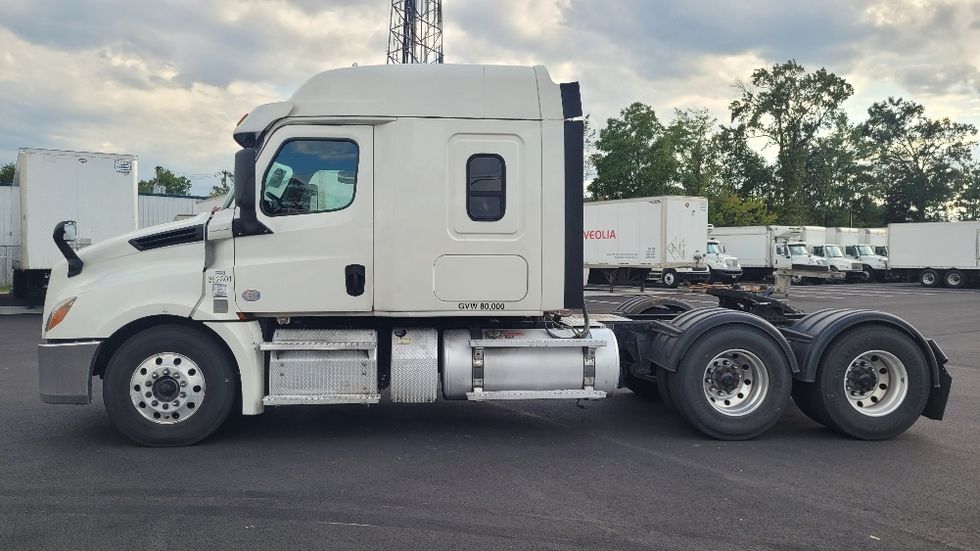 Sleeper Tractor-Heavy Duty Tractors-Freightliner-2020-T12664ST-South Plainfield-NJ-380,805\n\t\tmiles-$ 69,500 - Image 4