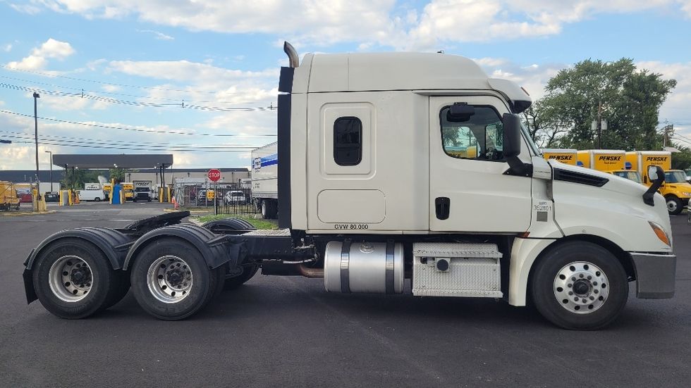 Sleeper Tractor-Heavy Duty Tractors-Freightliner-2020-T12664ST-South Plainfield-NJ-380,805\n\t\tmiles-$ 69,500 - Image 8