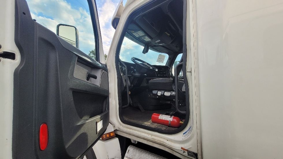 Sleeper Tractor-Heavy Duty Tractors-Freightliner-2020-T12664ST-South Plainfield-NJ-380,805\n\t\tmiles-$ 69,500 - Image 9