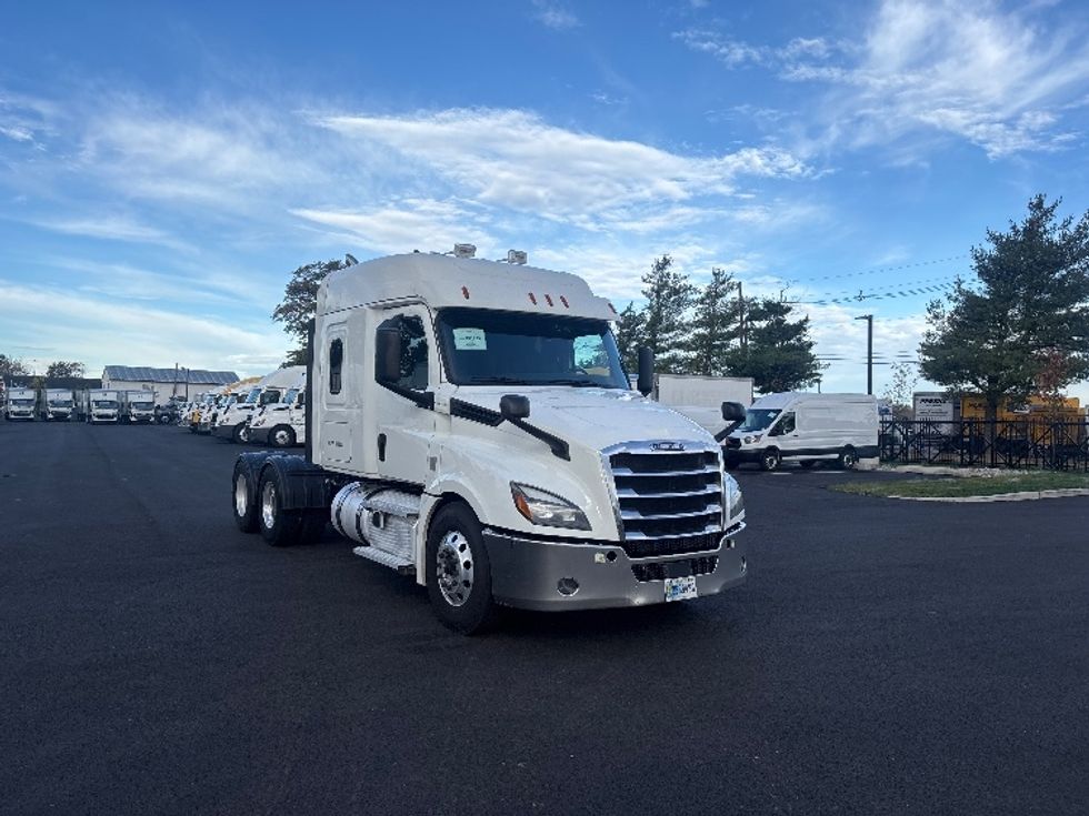 Sleeper Tractor-Heavy Duty Tractors-Freightliner-2020-T12664ST-South Plainfield-NJ-407,583\n\t\tmiles-$ 67,250 - Image 1