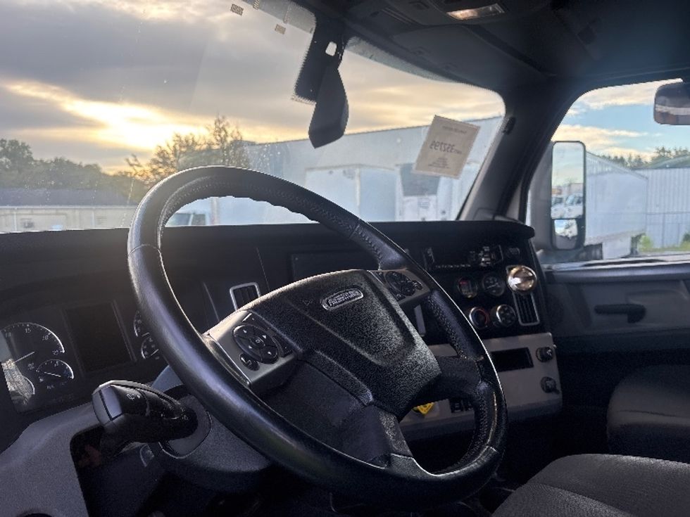 Sleeper Tractor-Heavy Duty Tractors-Freightliner-2020-T12664ST-South Plainfield-NJ-407,583\n\t\tmiles-$ 67,250 - Image 10