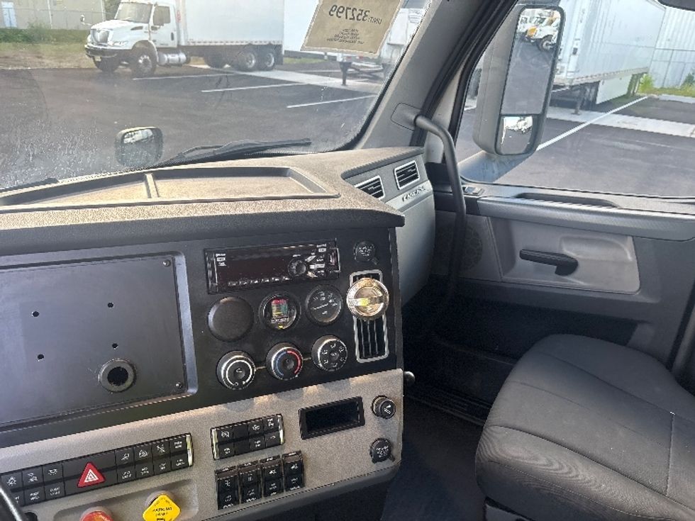 Sleeper Tractor-Heavy Duty Tractors-Freightliner-2020-T12664ST-South Plainfield-NJ-407,583\n\t\tmiles-$ 67,250 - Image 12