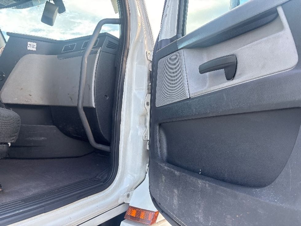 Sleeper Tractor-Heavy Duty Tractors-Freightliner-2020-T12664ST-South Plainfield-NJ-407,583\n\t\tmiles-$ 67,250 - Image 13