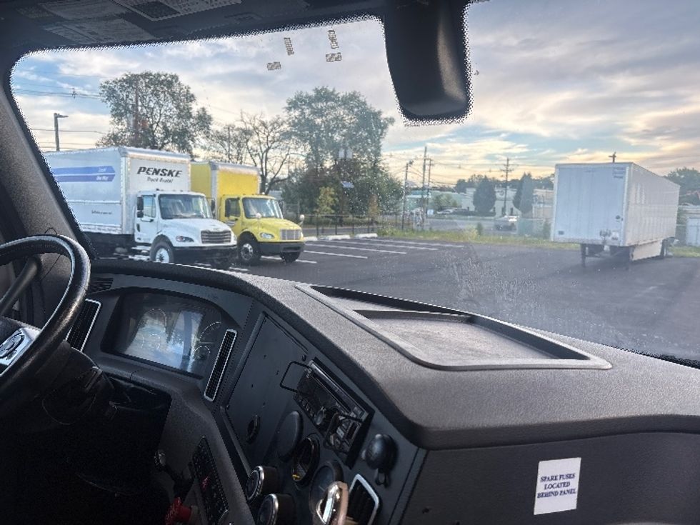 Sleeper Tractor-Heavy Duty Tractors-Freightliner-2020-T12664ST-South Plainfield-NJ-407,583\n\t\tmiles-$ 67,250 - Image 15