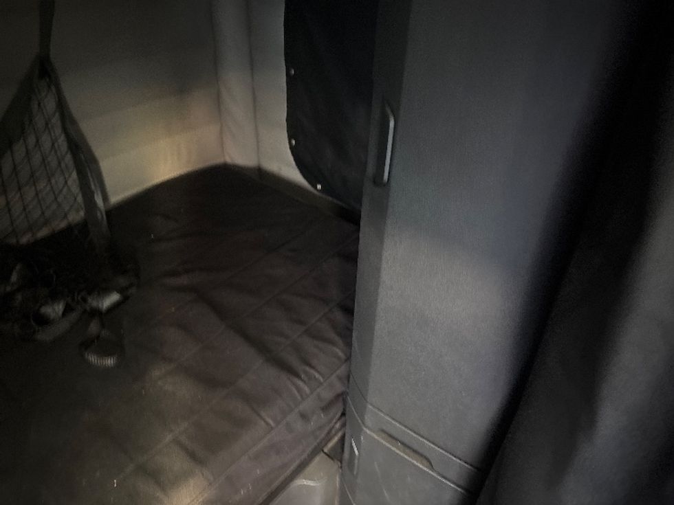 Sleeper Tractor-Heavy Duty Tractors-Freightliner-2020-T12664ST-South Plainfield-NJ-407,583\n\t\tmiles-$ 67,250 - Image 17