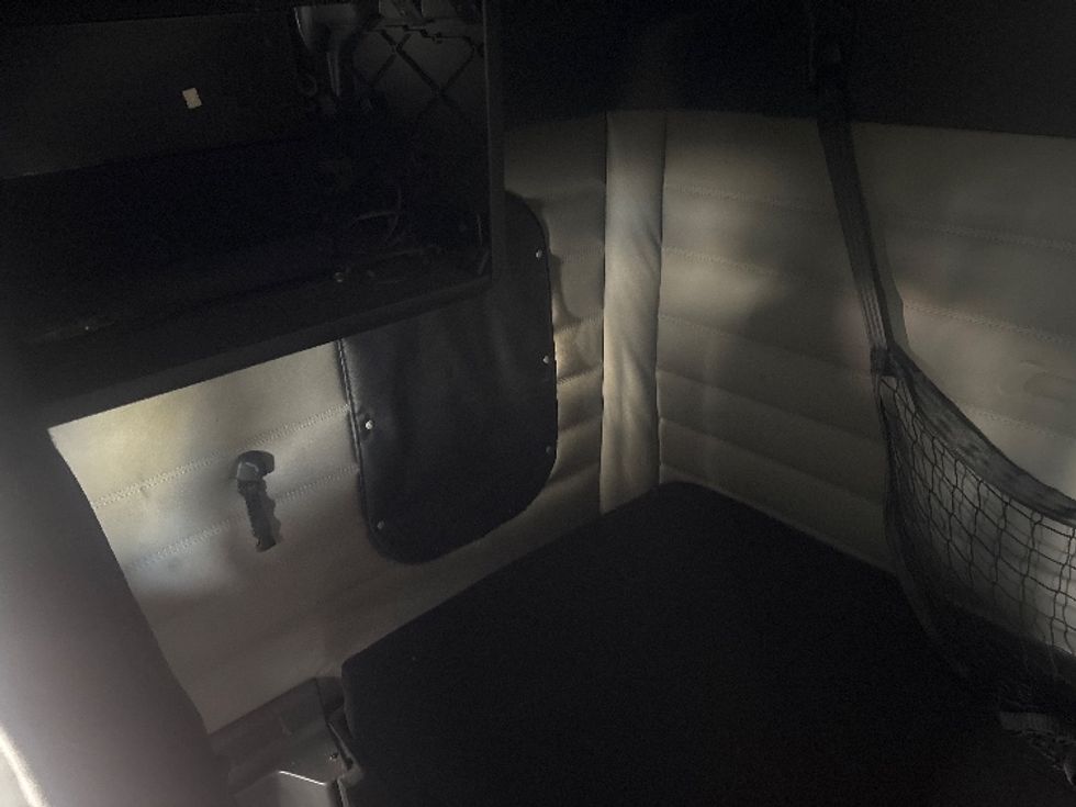 Sleeper Tractor-Heavy Duty Tractors-Freightliner-2020-T12664ST-South Plainfield-NJ-407,583\n\t\tmiles-$ 67,250 - Image 18