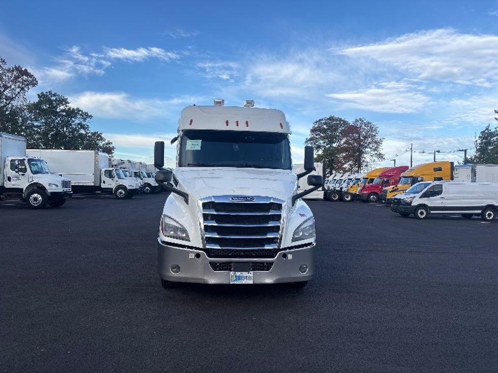 Sleeper Tractor-Heavy Duty Tractors-Freightliner-2020-T12664ST-South Plainfield-NJ-407,583\n\t\tmiles-$ 67,250 - Image 2