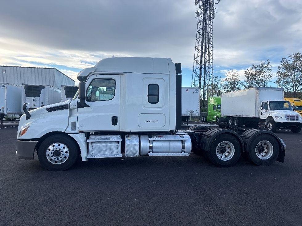 Sleeper Tractor-Heavy Duty Tractors-Freightliner-2020-T12664ST-South Plainfield-NJ-407,583\n\t\tmiles-$ 67,250 - Image 4