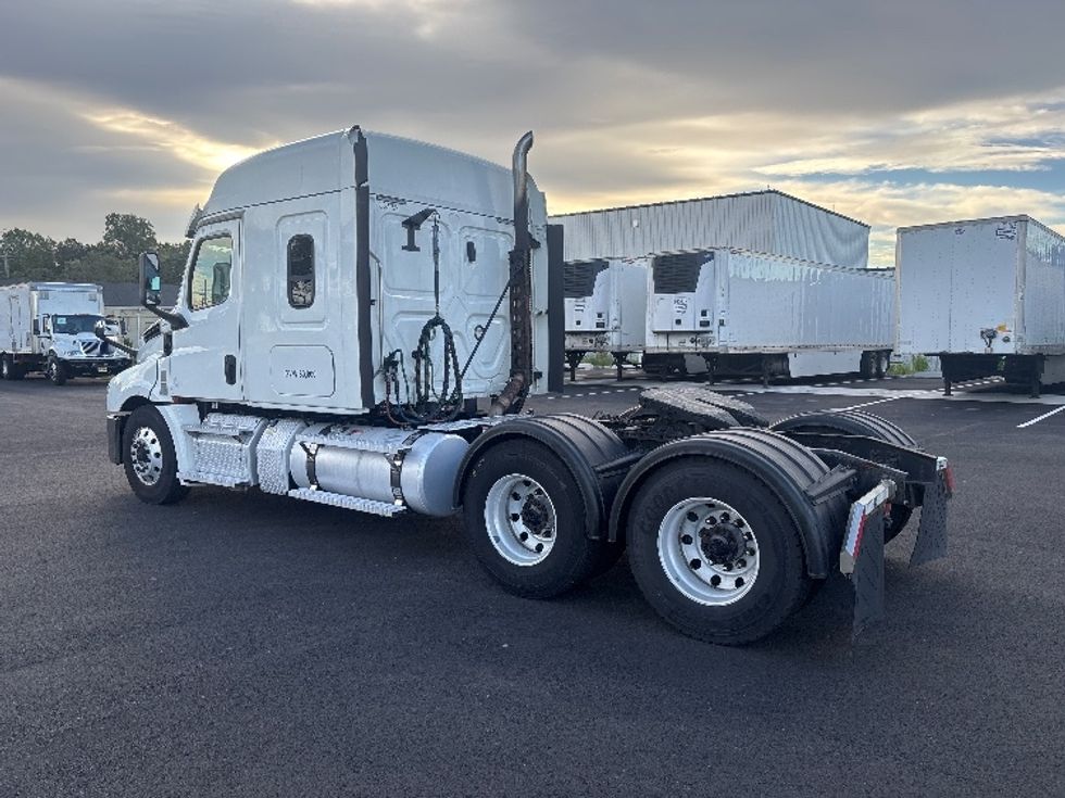 Sleeper Tractor-Heavy Duty Tractors-Freightliner-2020-T12664ST-South Plainfield-NJ-407,583\n\t\tmiles-$ 67,250 - Image 5