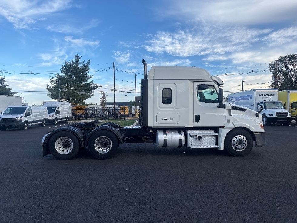 Sleeper Tractor-Heavy Duty Tractors-Freightliner-2020-T12664ST-South Plainfield-NJ-407,583\n\t\tmiles-$ 67,250 - Image 8