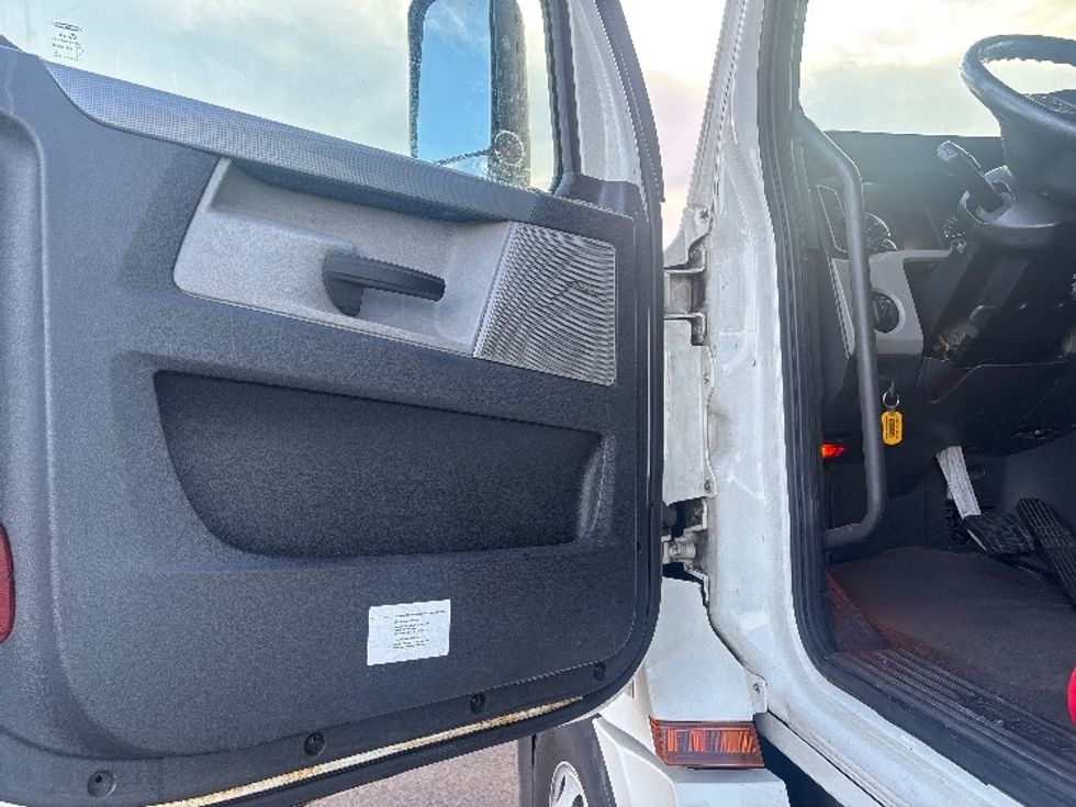 Sleeper Tractor-Heavy Duty Tractors-Freightliner-2020-T12664ST-South Plainfield-NJ-407,583\n\t\tmiles-$ 67,250 - Image 9