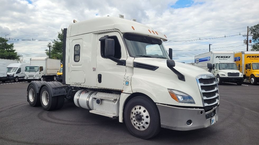 Sleeper Tractor-Heavy Duty Tractors-Freightliner-2020-T12664ST-South Plainfield-NJ-425,374\n\t\tmiles-$ 67,250 - Image 1