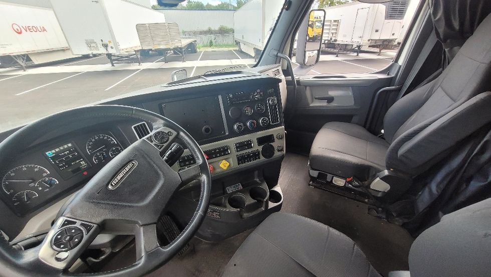 Sleeper Tractor-Heavy Duty Tractors-Freightliner-2020-T12664ST-South Plainfield-NJ-425,374\n\t\tmiles-$ 67,250 - Image 10