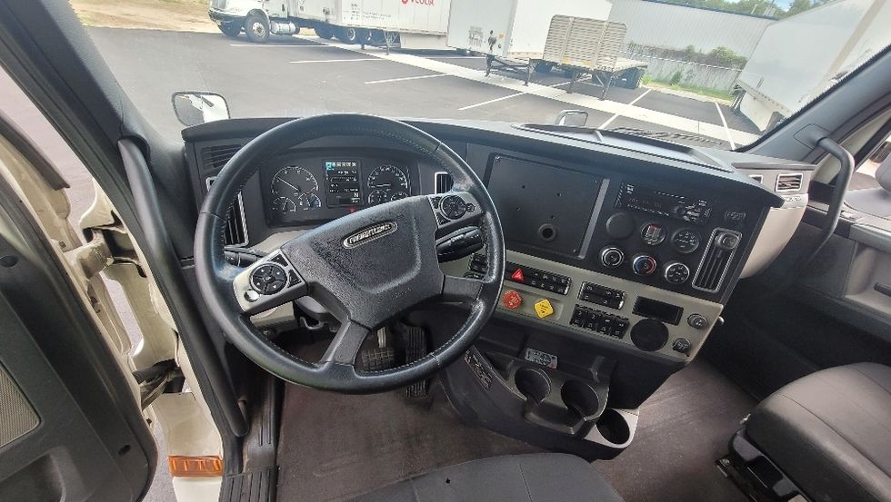 Sleeper Tractor-Heavy Duty Tractors-Freightliner-2020-T12664ST-South Plainfield-NJ-425,374\n\t\tmiles-$ 67,250 - Image 11