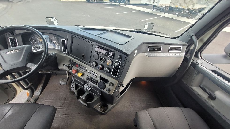 Sleeper Tractor-Heavy Duty Tractors-Freightliner-2020-T12664ST-South Plainfield-NJ-425,374\n\t\tmiles-$ 67,250 - Image 12