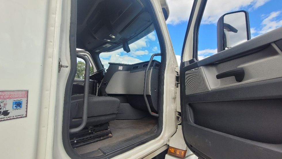 Sleeper Tractor-Heavy Duty Tractors-Freightliner-2020-T12664ST-South Plainfield-NJ-425,374\n\t\tmiles-$ 67,250 - Image 13