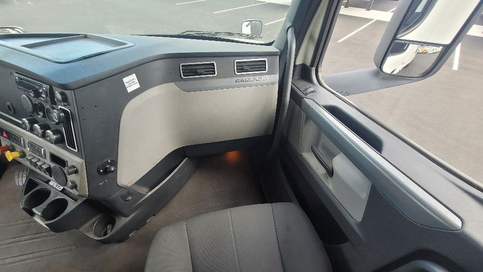 Sleeper Tractor-Heavy Duty Tractors-Freightliner-2020-T12664ST-South Plainfield-NJ-425,374\n\t\tmiles-$ 67,250 - Image 14