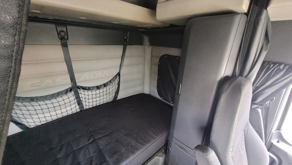 Sleeper Tractor-Heavy Duty Tractors-Freightliner-2020-T12664ST-South Plainfield-NJ-425,374\n\t\tmiles-$ 67,250 - Image 17