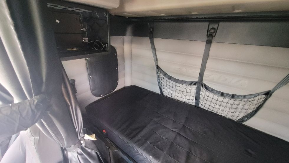 Sleeper Tractor-Heavy Duty Tractors-Freightliner-2020-T12664ST-South Plainfield-NJ-425,374\n\t\tmiles-$ 67,250 - Image 18