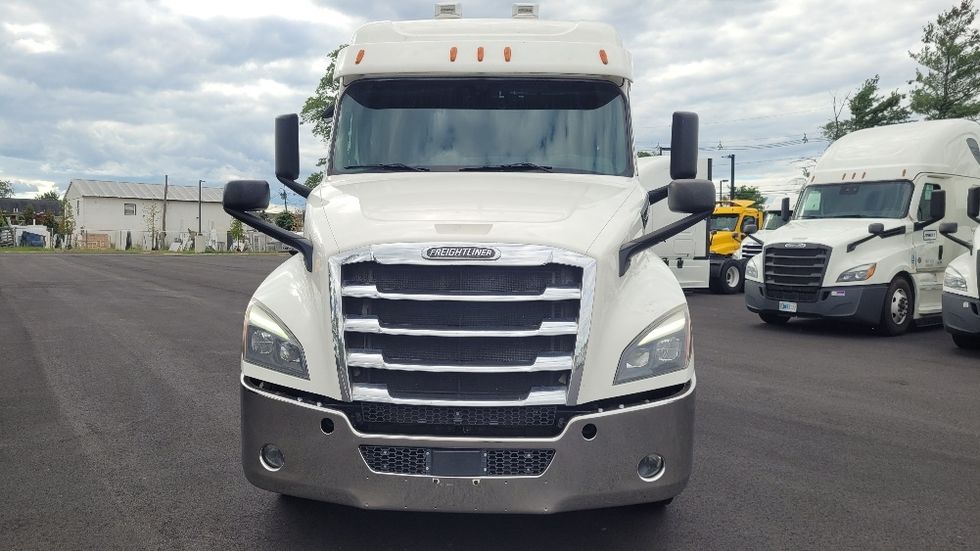 Sleeper Tractor-Heavy Duty Tractors-Freightliner-2020-T12664ST-South Plainfield-NJ-425,374\n\t\tmiles-$ 67,250 - Image 2