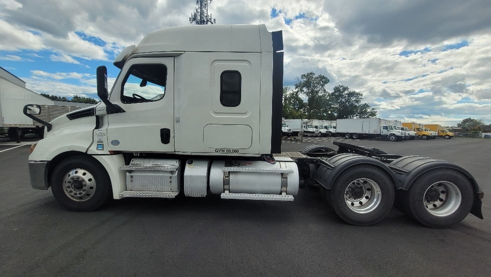 Sleeper Tractor-Heavy Duty Tractors-Freightliner-2020-T12664ST-South Plainfield-NJ-425,374\n\t\tmiles-$ 67,250 - Image 4