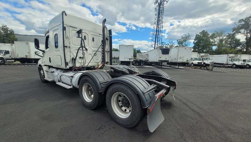 Sleeper Tractor-Heavy Duty Tractors-Freightliner-2020-T12664ST-South Plainfield-NJ-425,374\n\t\tmiles-$ 67,250 - Image 5
