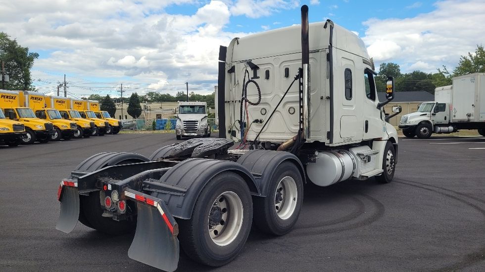 Sleeper Tractor-Heavy Duty Tractors-Freightliner-2020-T12664ST-South Plainfield-NJ-425,374\n\t\tmiles-$ 67,250 - Image 7