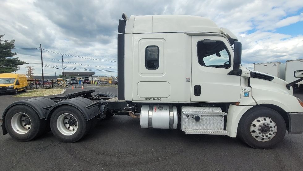 Sleeper Tractor-Heavy Duty Tractors-Freightliner-2020-T12664ST-South Plainfield-NJ-425,374\n\t\tmiles-$ 67,250 - Image 8