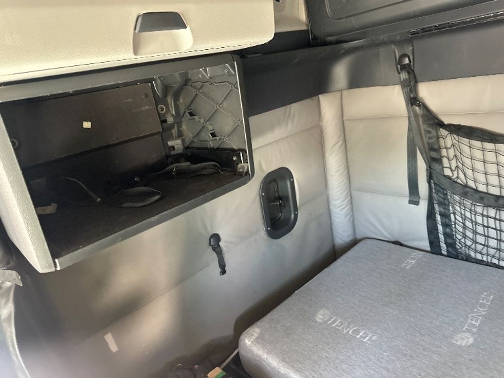 Sleeper Tractor-Heavy Duty Tractors-Freightliner-2020-T12664ST-Sparks-NV-549,172\n\t\tmiles-$ 67,000 - Image 18