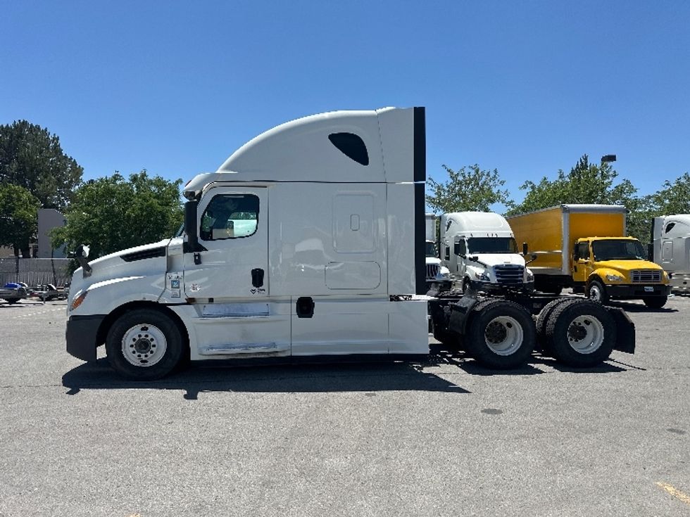 Sleeper Tractor-Heavy Duty Tractors-Freightliner-2020-T12664ST-Sparks-NV-549,172\n\t\tmiles-$ 67,000 - Image 4