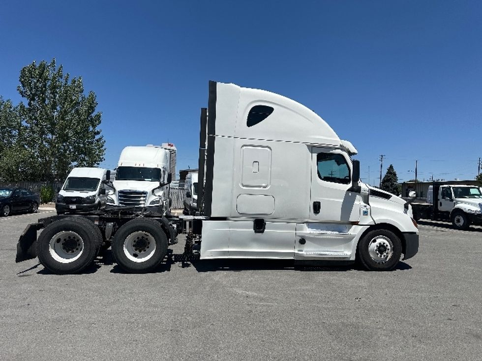 Sleeper Tractor-Heavy Duty Tractors-Freightliner-2020-T12664ST-Sparks-NV-549,172\n\t\tmiles-$ 67,000 - Image 8