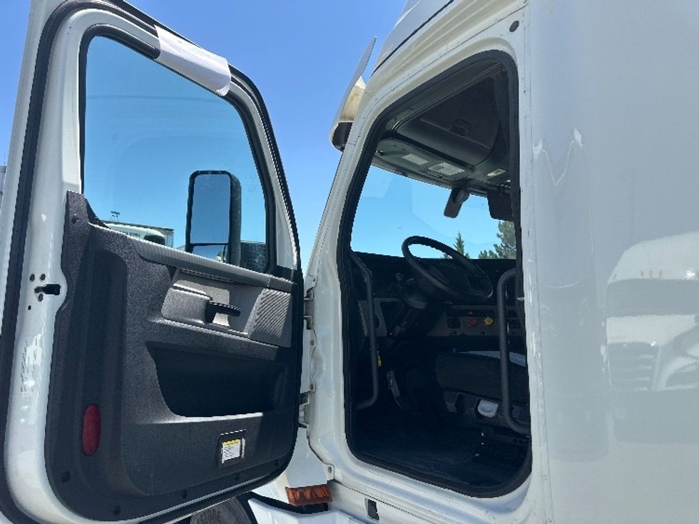 Sleeper Tractor-Heavy Duty Tractors-Freightliner-2020-T12664ST-Sparks-NV-549,172\n\t\tmiles-$ 67,000 - Image 9