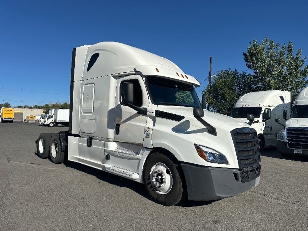 Sleeper Tractor-Heavy Duty Tractors-Freightliner-2020-T12664ST-Sparks-NV-591,237\n\t\tmiles-$ 63,000 - Image 1