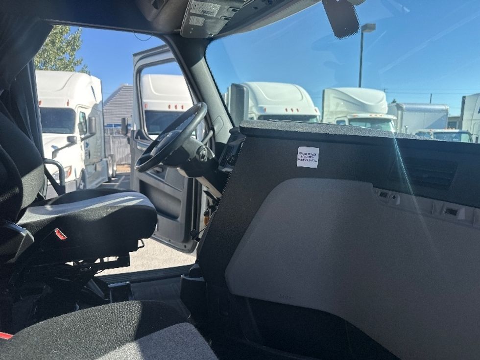 Sleeper Tractor-Heavy Duty Tractors-Freightliner-2020-T12664ST-Sparks-NV-591,237\n\t\tmiles-$ 63,000 - Image 15