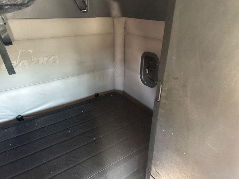 Sleeper Tractor-Heavy Duty Tractors-Freightliner-2020-T12664ST-Sparks-NV-591,237\n\t\tmiles-$ 63,000 - Image 17