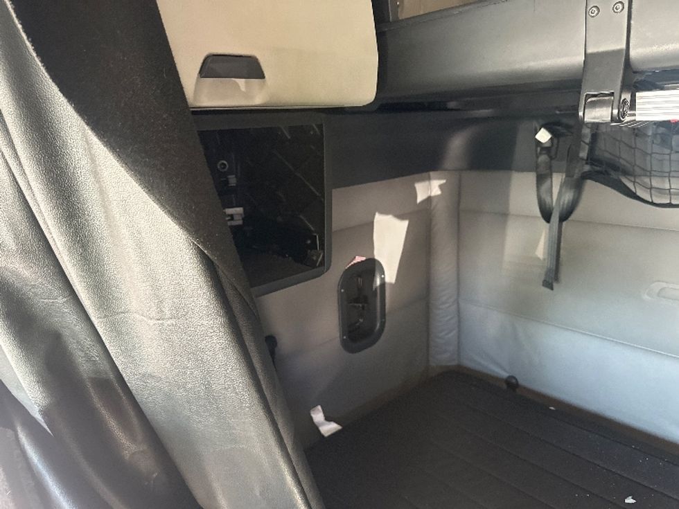 Sleeper Tractor-Heavy Duty Tractors-Freightliner-2020-T12664ST-Sparks-NV-591,237\n\t\tmiles-$ 63,000 - Image 18