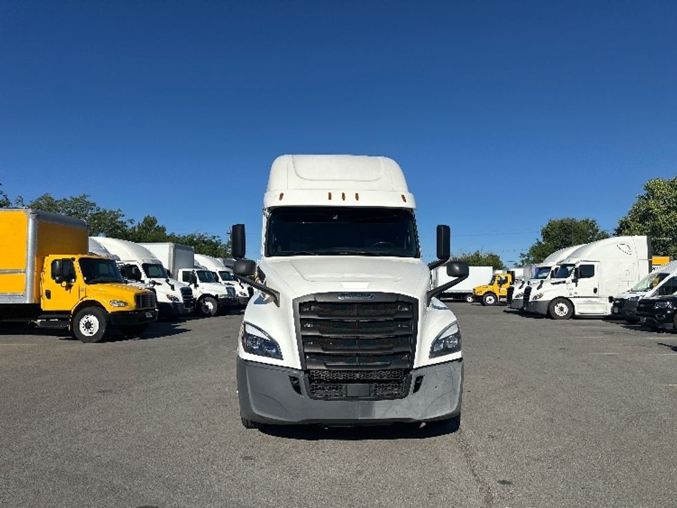 Sleeper Tractor-Heavy Duty Tractors-Freightliner-2020-T12664ST-Sparks-NV-591,237\n\t\tmiles-$ 63,000 - Image 2