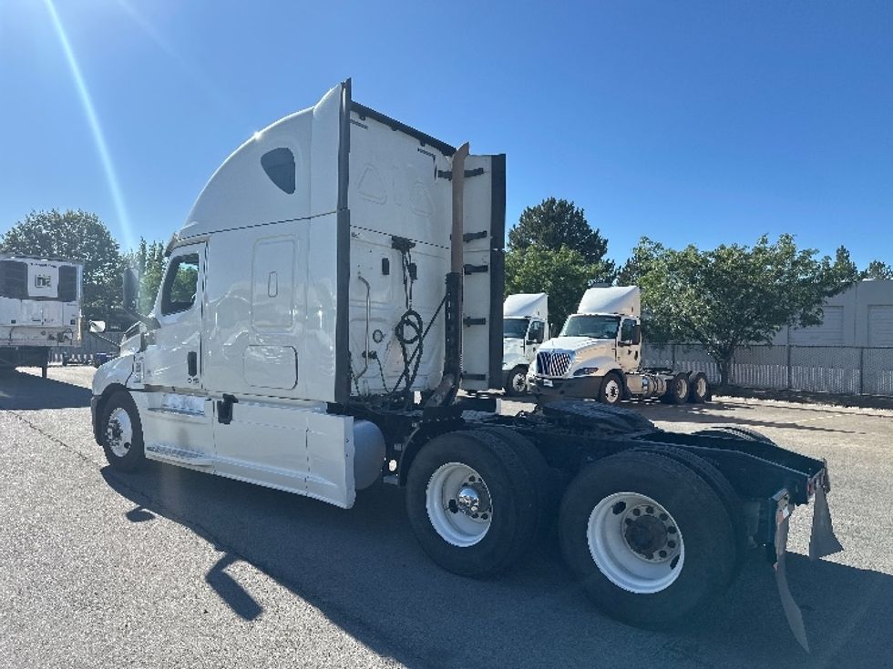 Sleeper Tractor-Heavy Duty Tractors-Freightliner-2020-T12664ST-Sparks-NV-591,237\n\t\tmiles-$ 63,000 - Image 5