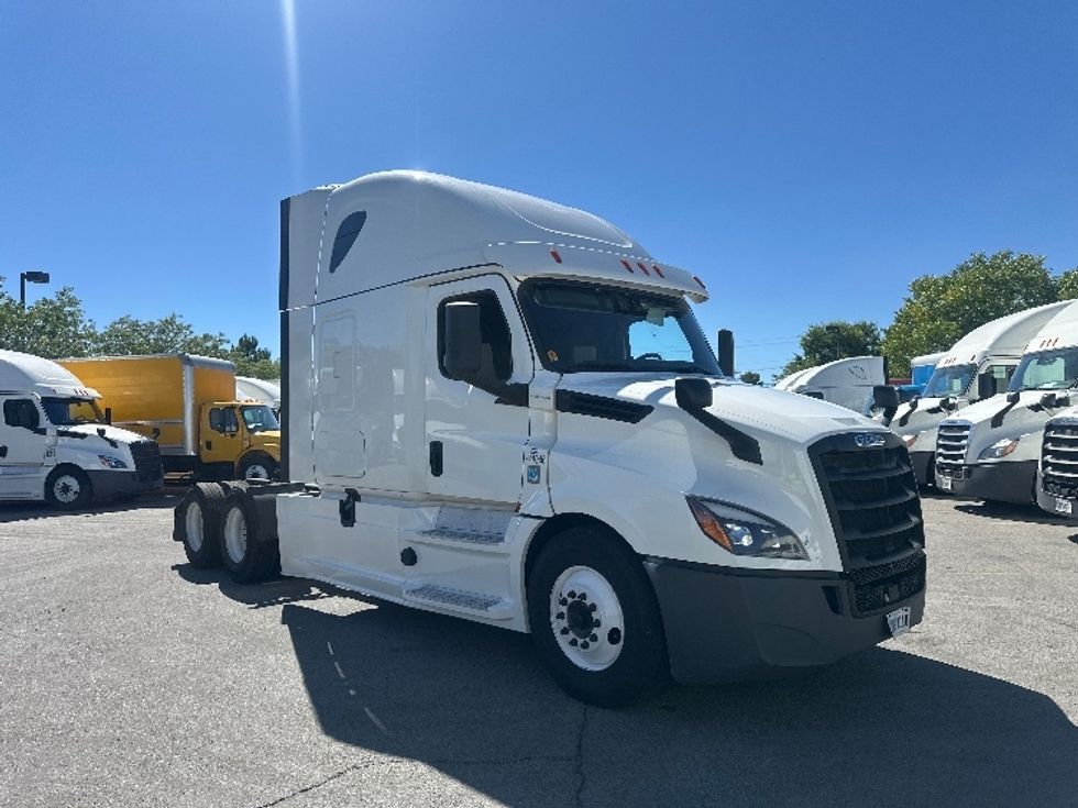 Sleeper Tractor-Heavy Duty Tractors-Freightliner-2020-T12664ST-Sparks-NV-596,739\n\t\tmiles-$ 62,750 - Image 1
