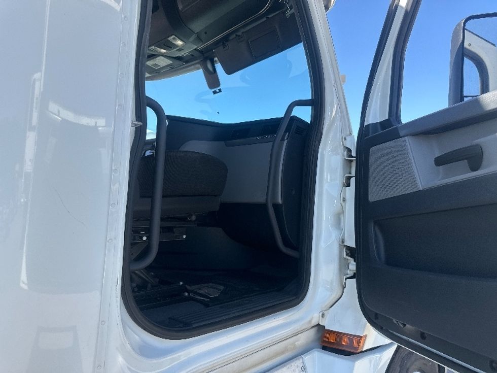 Sleeper Tractor-Heavy Duty Tractors-Freightliner-2020-T12664ST-Sparks-NV-596,739\n\t\tmiles-$ 62,750 - Image 13