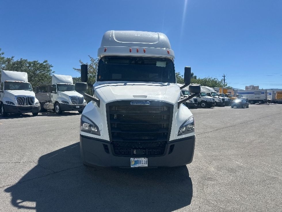 Sleeper Tractor-Heavy Duty Tractors-Freightliner-2020-T12664ST-Sparks-NV-596,739\n\t\tmiles-$ 62,750 - Image 2