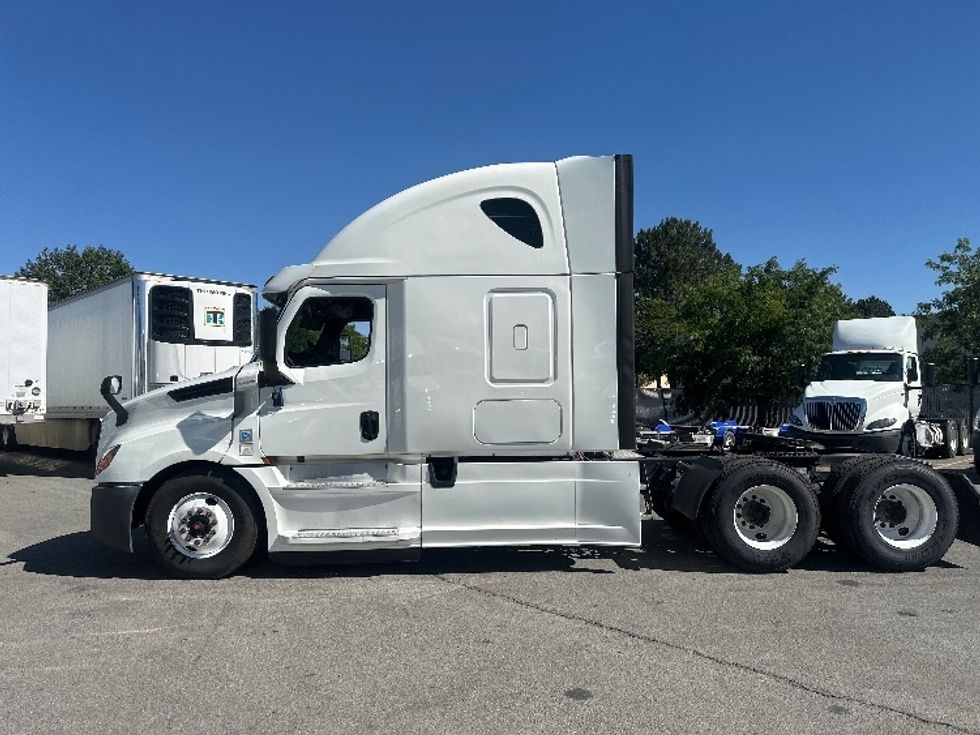 Sleeper Tractor-Heavy Duty Tractors-Freightliner-2020-T12664ST-Sparks-NV-596,739\n\t\tmiles-$ 62,750 - Image 4