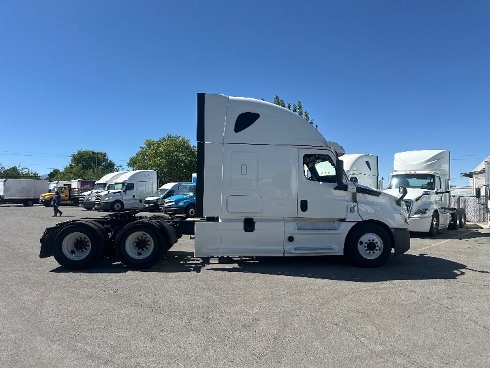 Sleeper Tractor-Heavy Duty Tractors-Freightliner-2020-T12664ST-Sparks-NV-596,739\n\t\tmiles-$ 62,750 - Image 8