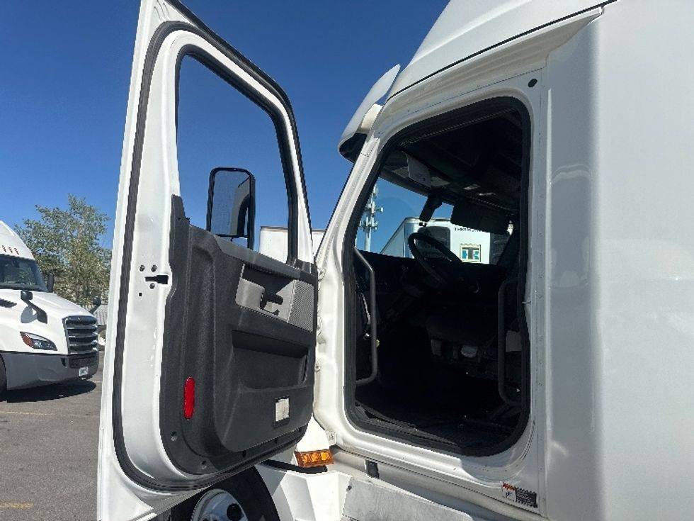 Sleeper Tractor-Heavy Duty Tractors-Freightliner-2020-T12664ST-Sparks-NV-596,739\n\t\tmiles-$ 62,750 - Image 9