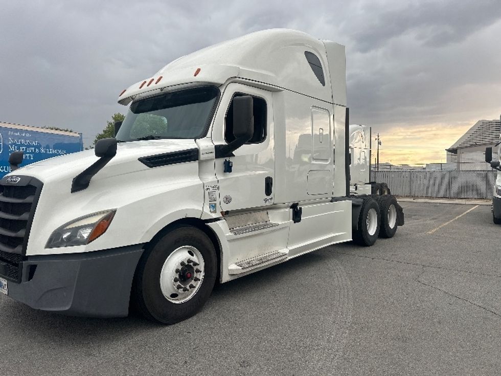 Sleeper Tractor-Heavy Duty Tractors-Freightliner-2020-T12664ST-Sparks-NV-636,424\n\t\tmiles-$ 59,250 - Image 1