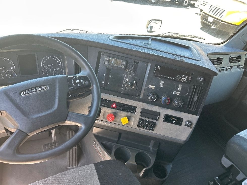 Sleeper Tractor-Heavy Duty Tractors-Freightliner-2020-T12664ST-Sparks-NV-636,424\n\t\tmiles-$ 59,250 - Image 11
