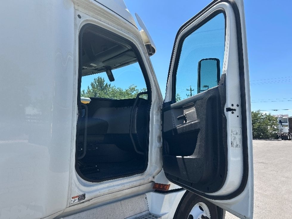 Sleeper Tractor-Heavy Duty Tractors-Freightliner-2020-T12664ST-Sparks-NV-636,424\n\t\tmiles-$ 59,250 - Image 13
