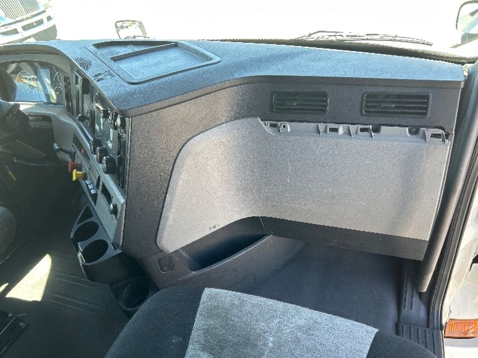 Sleeper Tractor-Heavy Duty Tractors-Freightliner-2020-T12664ST-Sparks-NV-636,424\n\t\tmiles-$ 59,250 - Image 14