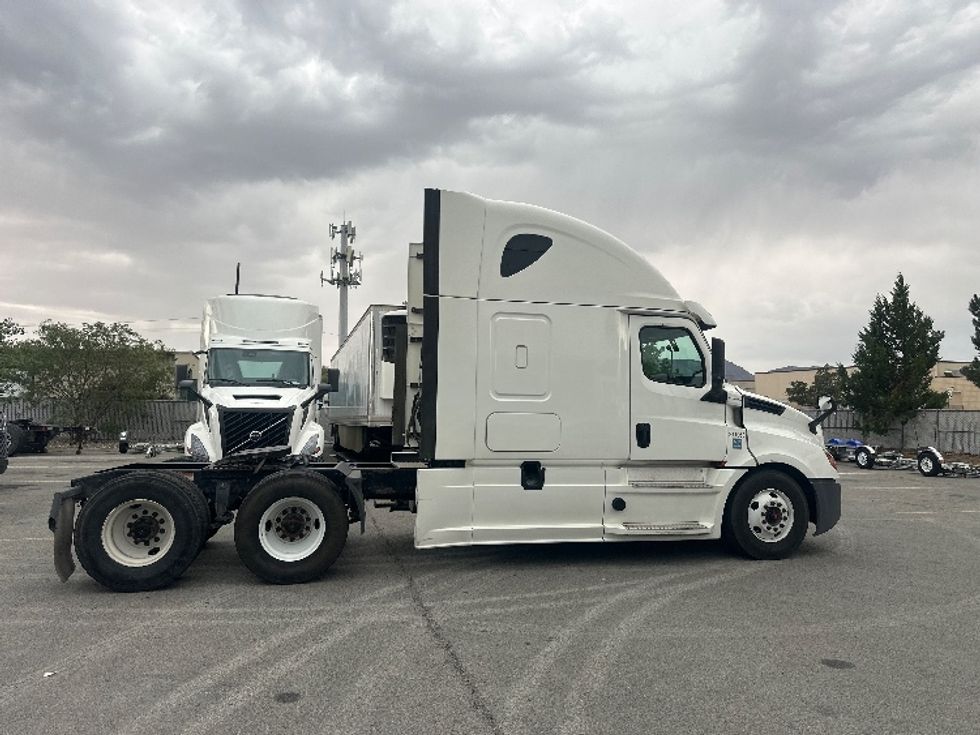 Sleeper Tractor-Heavy Duty Tractors-Freightliner-2020-T12664ST-Sparks-NV-636,424\n\t\tmiles-$ 59,250 - Image 8